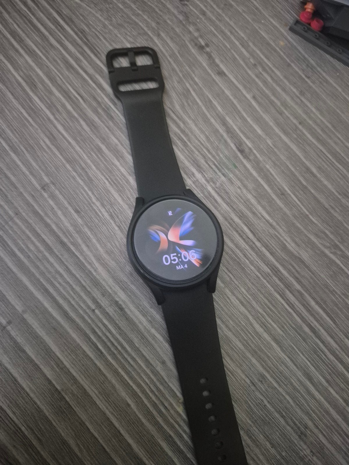 Samsung watch 4 incl oplader, Handtassen en Accessoires, Smartwatches, Nieuw, Android, Zwart, Afstand, Calorieverbanding, Conditie