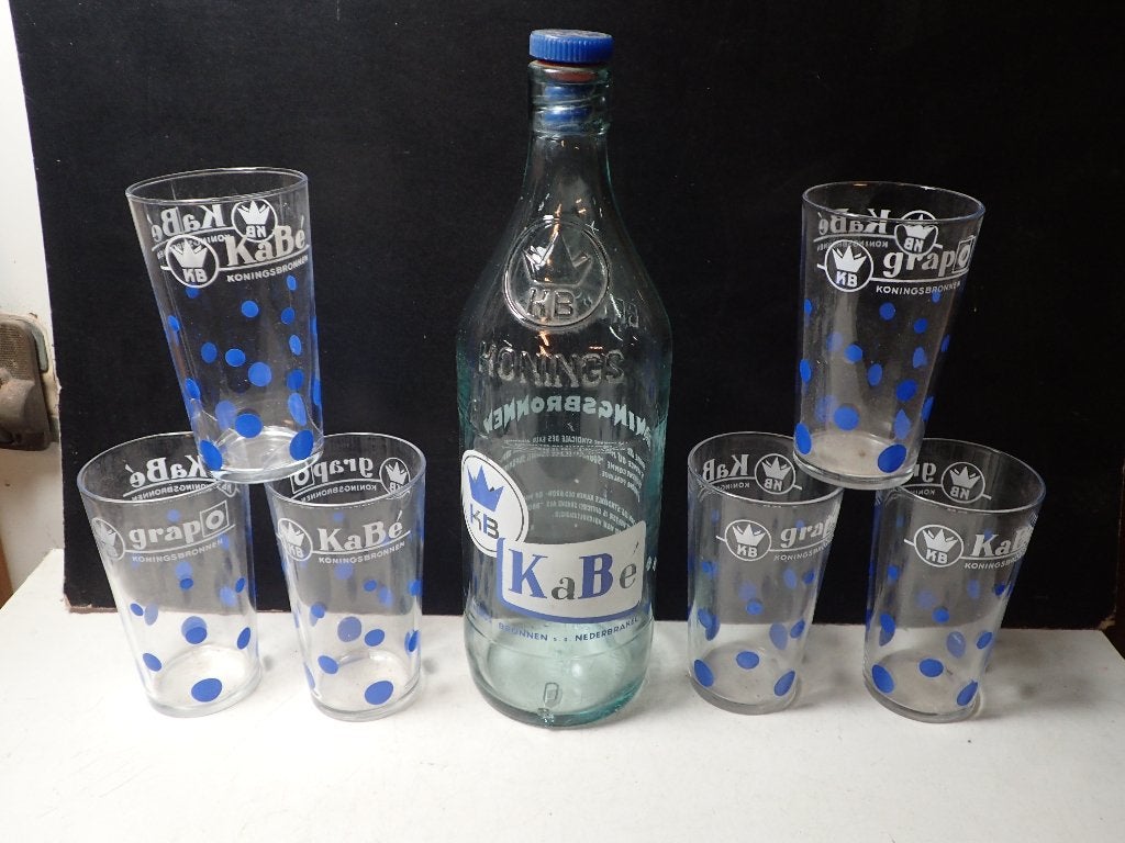 Oude Waterfles KaBe  +6 glaasjes koningsbronnen Kabe, Verzamelen, Ophalen of Verzenden, Gebruikt, Glas of Glazen, Overige merken