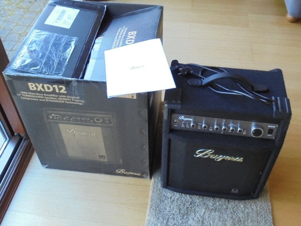 Basversterker BUGERA BXD 12, 250 watt RMS vermogen,ALS NIEUW, Muziek en Instrumenten, Ophalen of Verzenden, Zo goed als nieuw