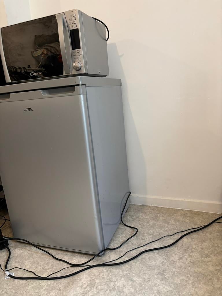 Frigo de chambre, Electroménager, Classe énergétique A ou plus économe, 120 à 140 cm, Avec compartiment congélateur, Enlèvement