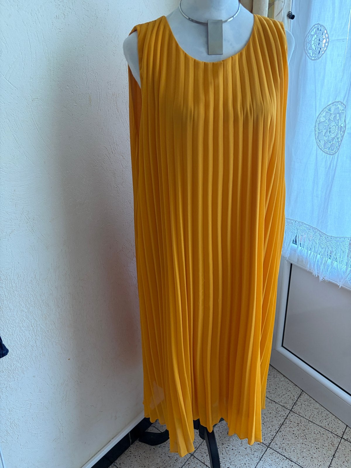 Gele plisséjurk met witte deuren T.52 ️, Kleding | Dames, Grote Maten, Ophalen of Verzenden, Zo goed als nieuw, Geel, Jurk