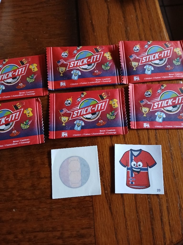 6 gesloten Delhaize stick-it-zakjes + 2 tatoeages., Ophalen of Verzenden