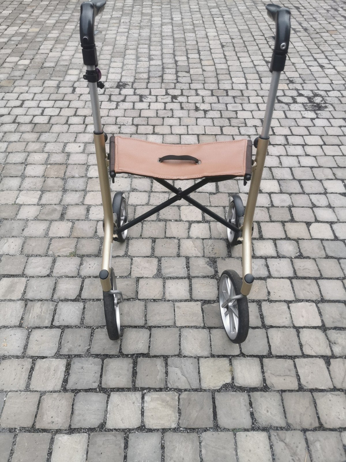 aluminium rolator zeer lichtgewicht 50€, Diversen, Ophalen of Verzenden, Lichtgewicht, Zo goed als nieuw