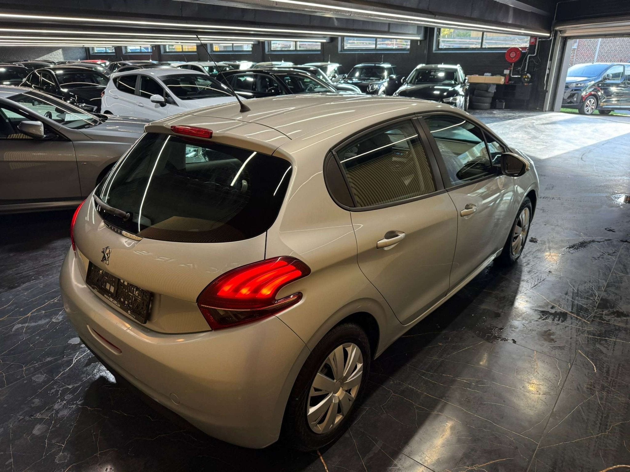 Peugeot 208 1.0I * GARANTIE 12 MOIS *, Autos, https://public.car-pass.be/vhr/b1a5c7b1-65b9-4cb2-aedb-f37994869f8f, Argent ou Gris