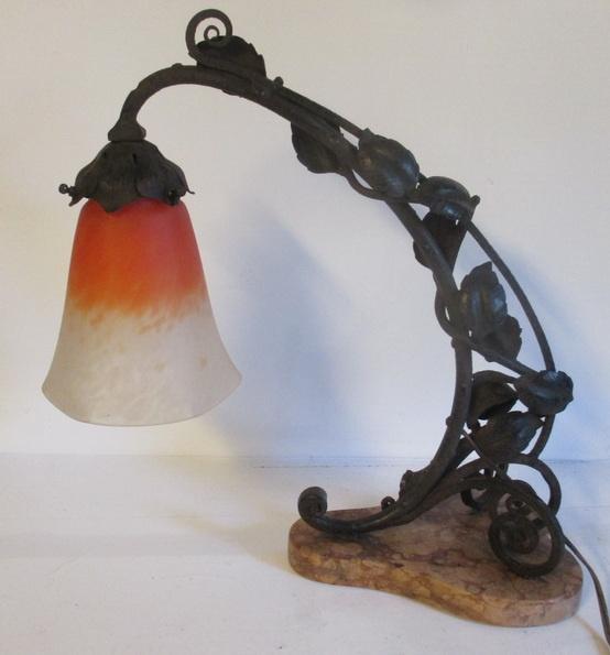 art deco smeedijzeren lamp op marmer met Schneider kap, Antiquités & Art, Antiquités | Éclairage, Envoi