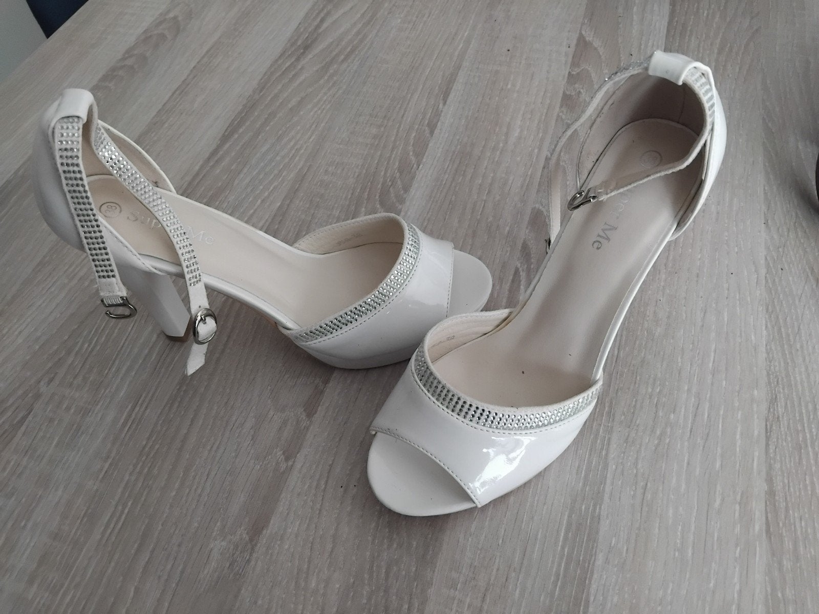 Chaussure vernie pointure 38, Enlèvement