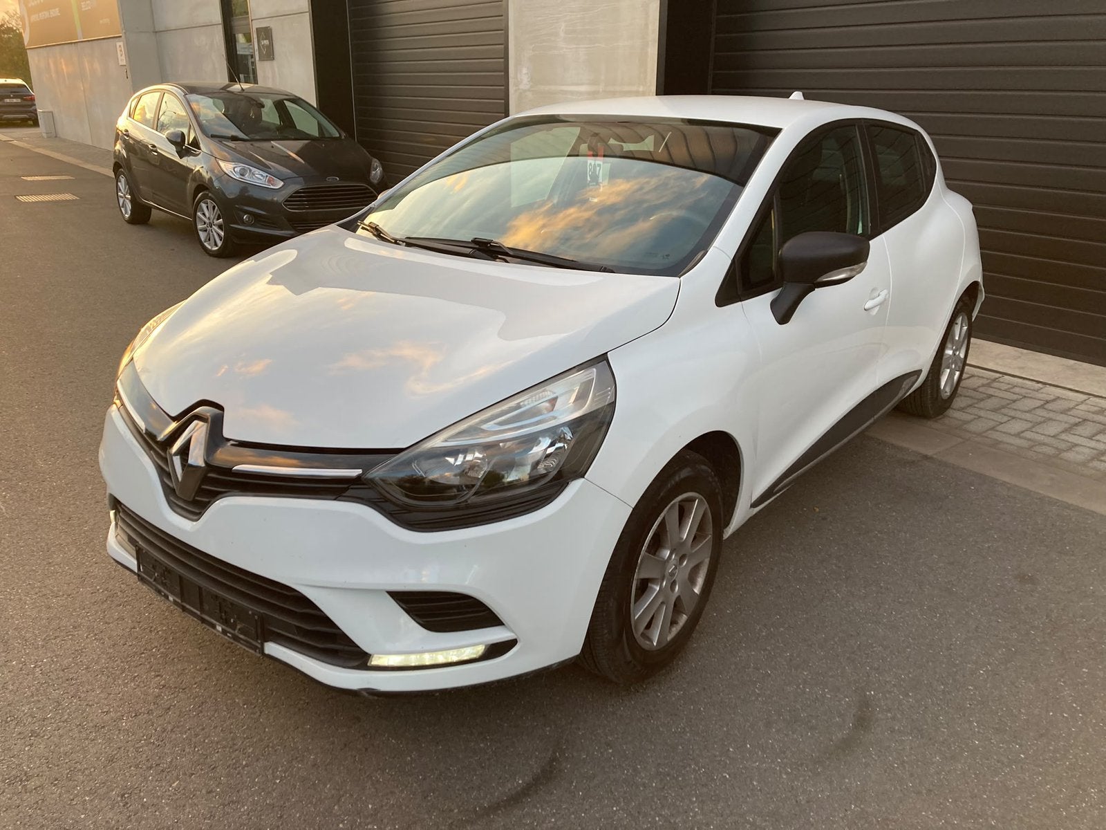 Renault Clio 1.2i 2017 100.000km, Voorwielaandrijving, Elektrische ramen, Wit, 5 deurs