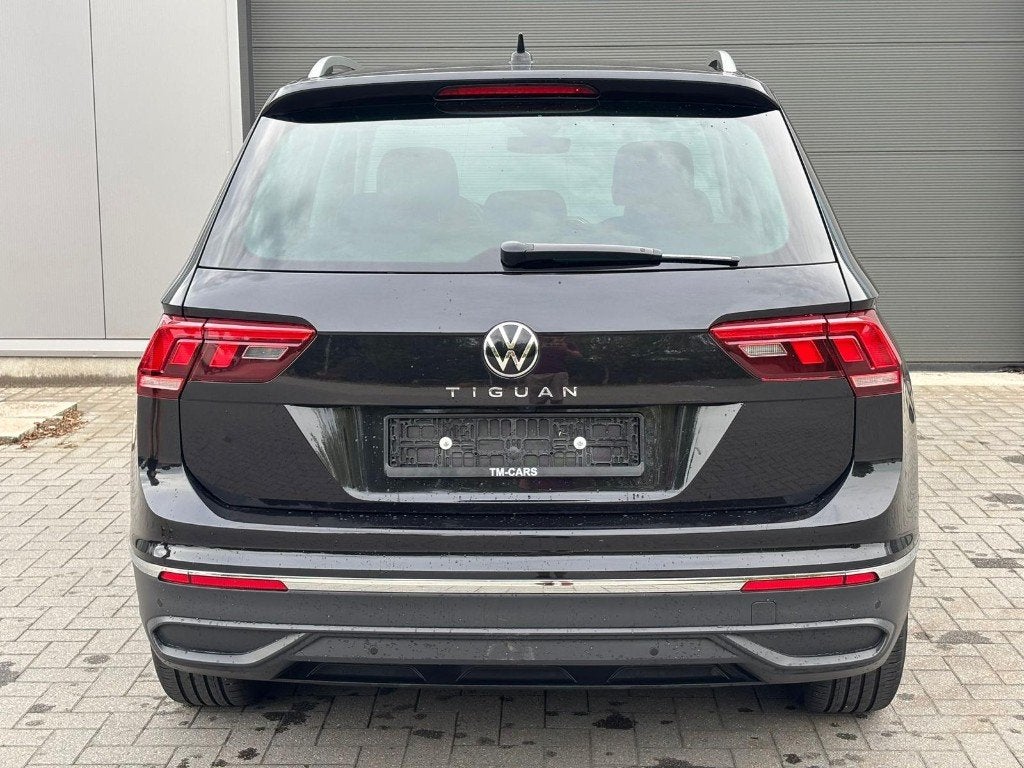 VW Tiguan benzine automaat 17.000km, Autos, Cuir, Entretenue par le concessionnaire, Noir, 5 portes
