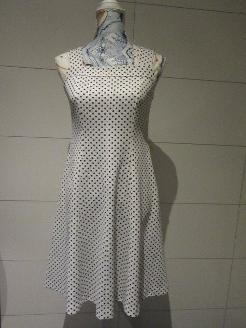 Witte mouwloze jurk met zwarte stippen  - vintage - maat 42, Kleding | Dames, Ophalen of Verzenden, Gedragen, Maat 42/44 (L), Overige kleuren