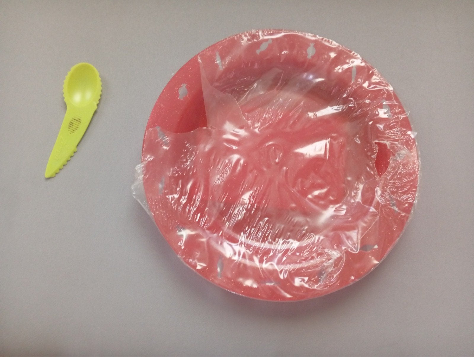 plastic bord en kiwi lepeltje, Huis en Inrichting, Keuken | Servies, Ophalen