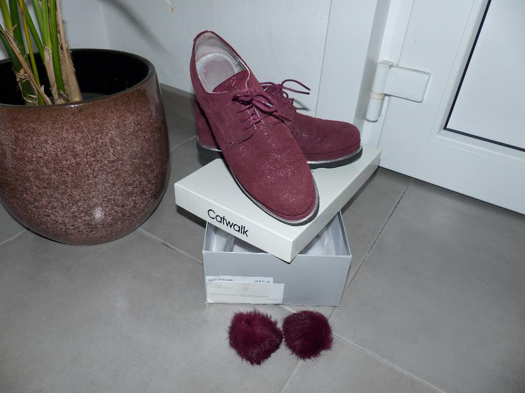Jolies chaussures rouges Catwalk - taille 38, Rouge, Enlèvement ou Envoi, Comme neuf, Catwalk