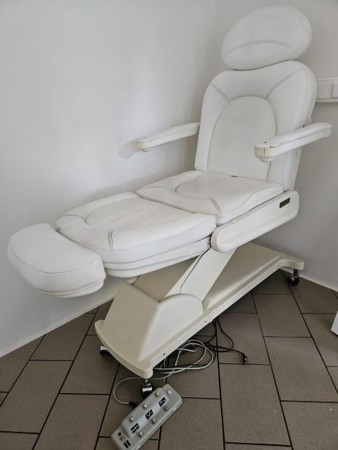 Fauteuil de traitement Bentlon Podo (blanc) —Capacité 200 kg, Enlèvement, Utilisé, Soin des mains et des pieds