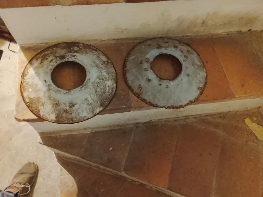 Antieke kapjes voor Franse stallamp en 1 glazen omhulsel, Ophalen