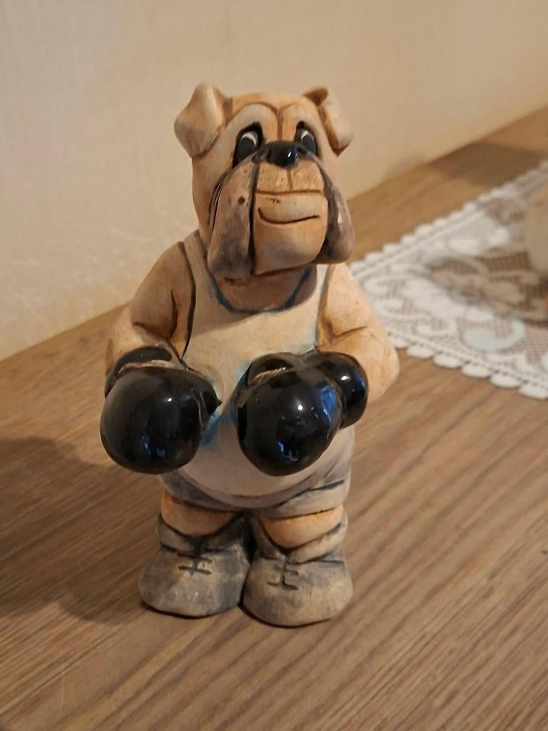 humoristisch beeldje van een Engelse bulldog als bokser, Ophalen of Verzenden, Zo goed als nieuw, Dier