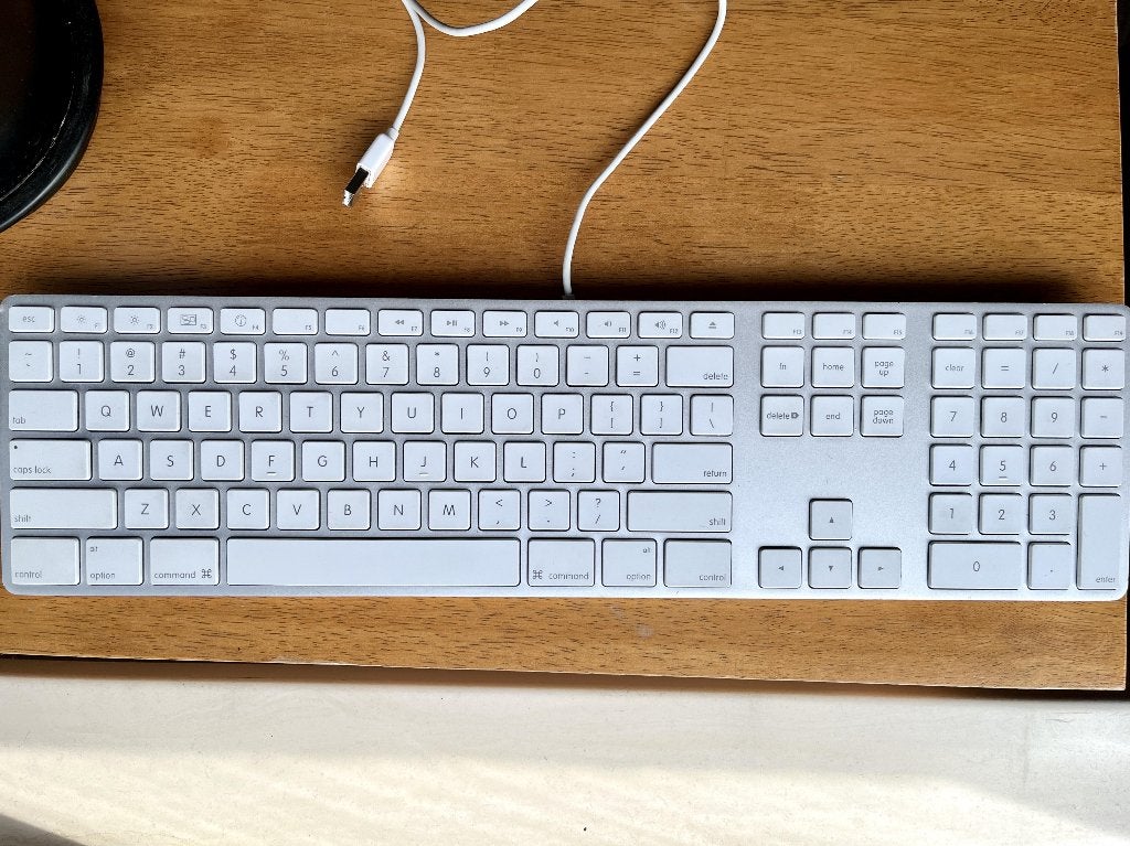 apple keyboard a1243 (bekabeld), Azerty, Ophalen of Verzenden, Zo goed als nieuw, Apple