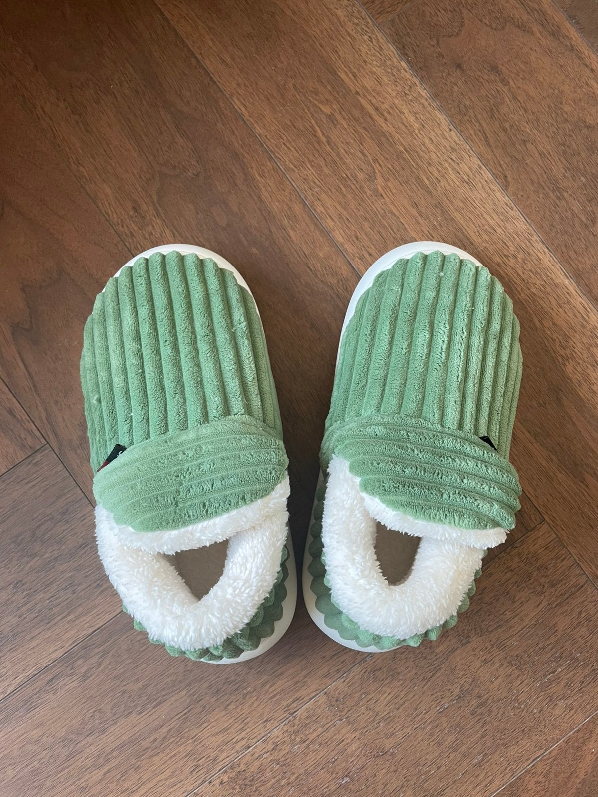 Pantoufles cozy & fluffy - Taille 37, Kinderen en Baby's, Babykleding | Schoentjes en Sokjes, Ophalen of Verzenden, Zo goed als nieuw