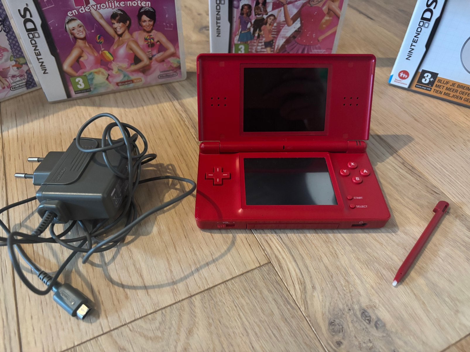 Nintendo DSi rood + spelletjes, Games en Spelcomputers, Spelcomputers | Nintendo DS, Met games, Dsi, Ophalen of Verzenden, Zo goed als nieuw