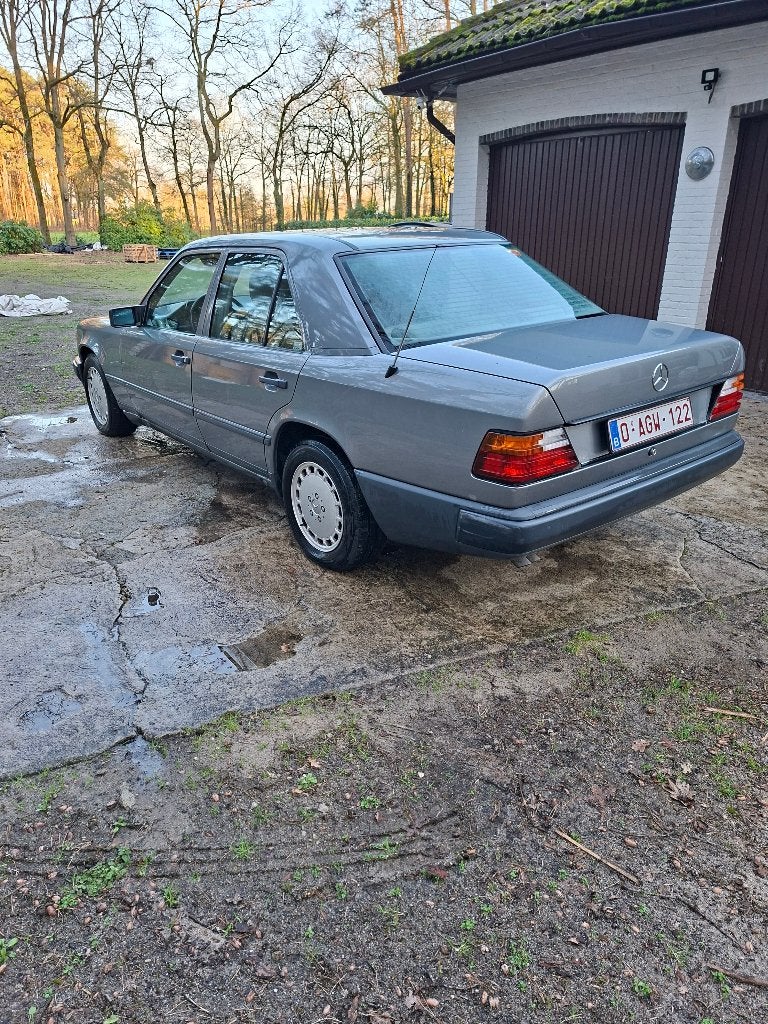 mercedes w124 uitvoering 260 e benzine oldtimer, Auto's, Mercedes-Benz, Automaat, Particulier, Te koop, Benzine