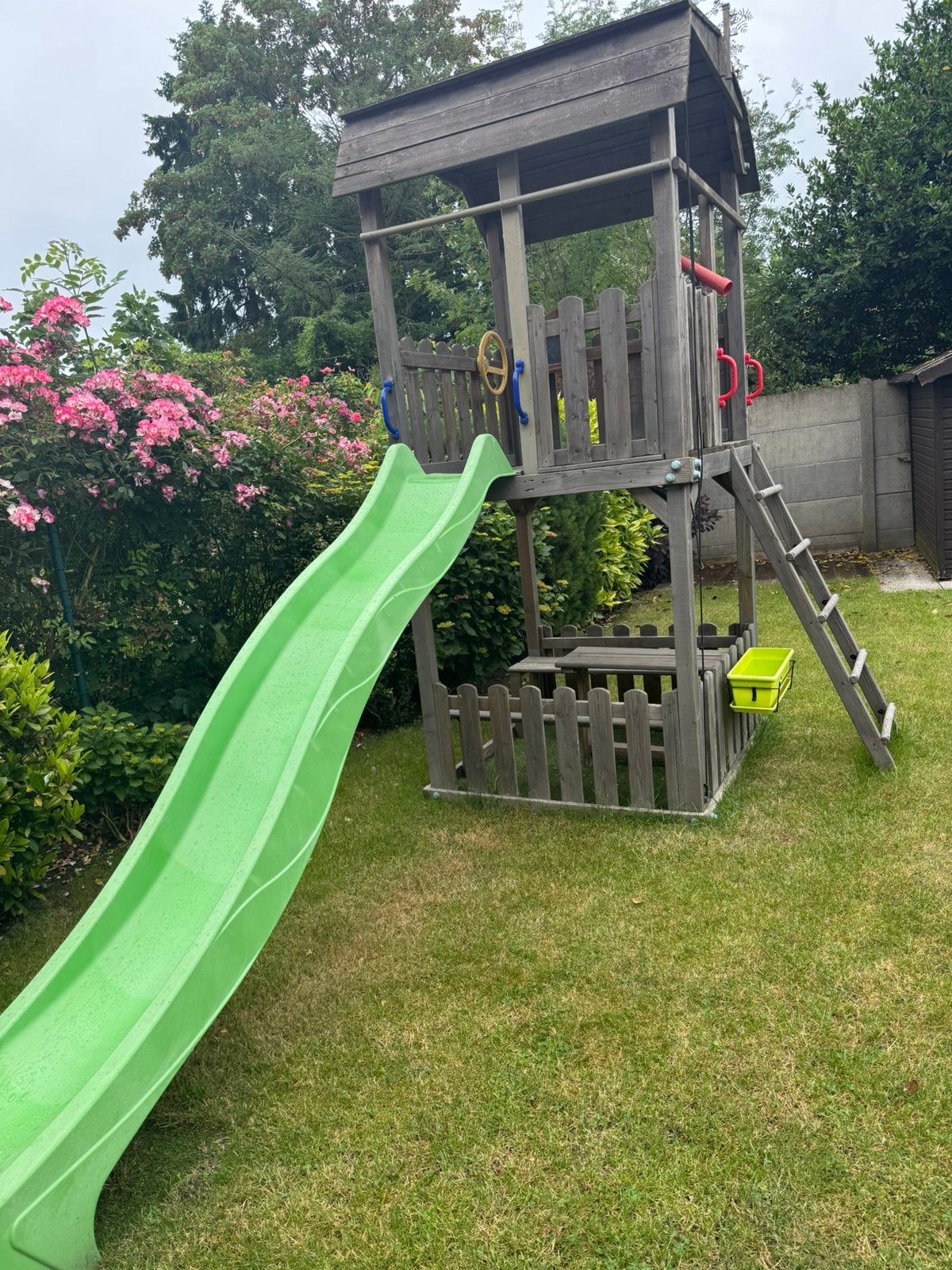 houten speeltoren met glijbaan, picknicktafel en accessoires, Ophalen, Zo goed als nieuw