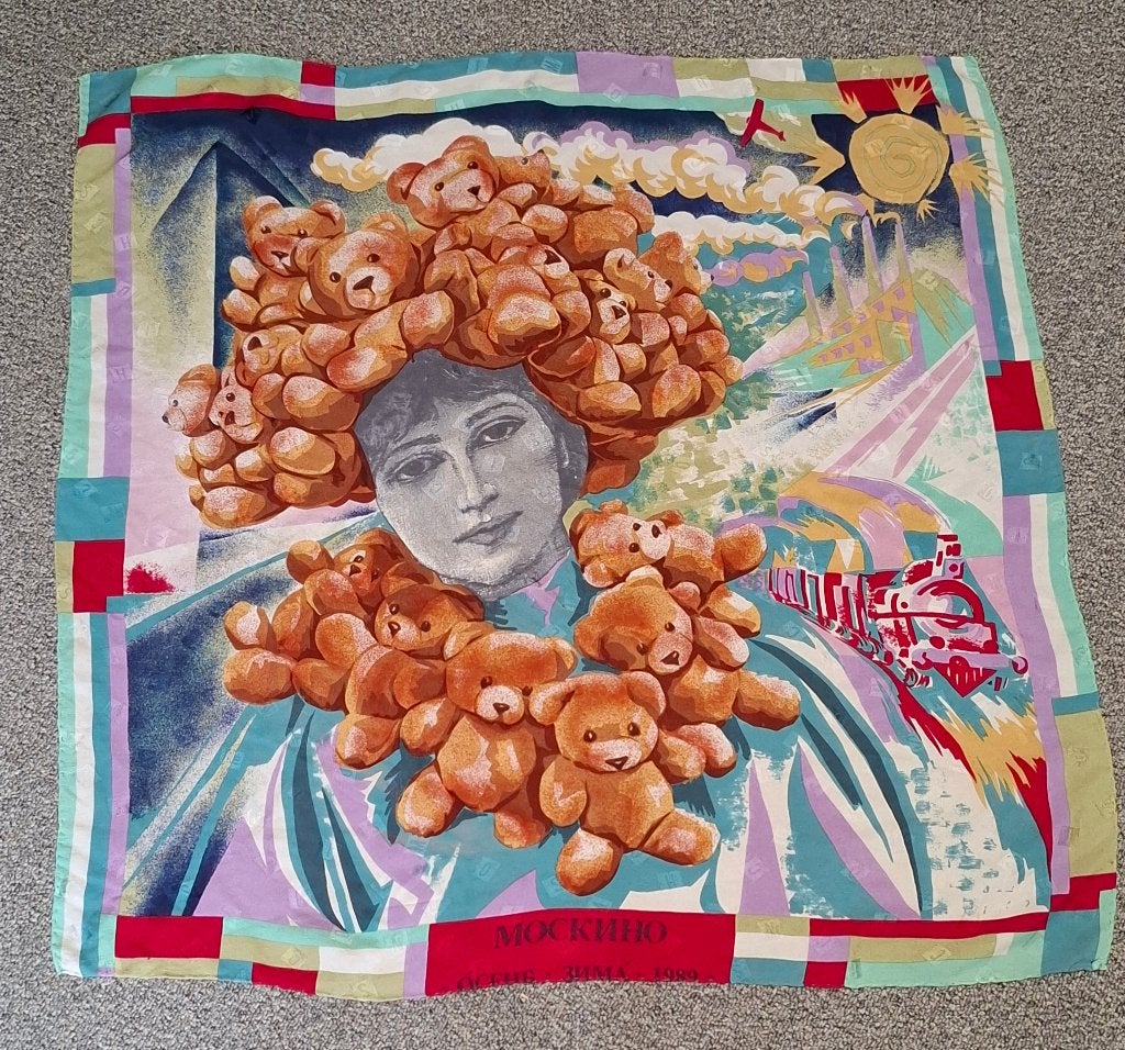 Vintage zijden Moschino-sjaal Retro Bears Moscow Russia 1989, Kleding | Dames, Moschino-sjaal, Maat 46/48 (XL) of groter, Ophalen of Verzenden