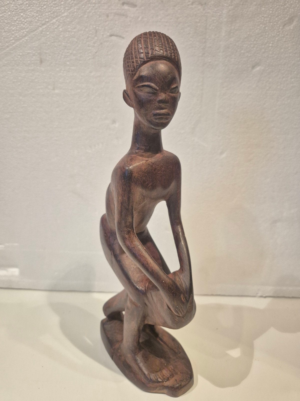 Afrikaanse houten sculptuur – knielende figuur – 30 cm, Antiek en Kunst, Ophalen of Verzenden, Handgemaakt, 20 - 50 cm, Beeld