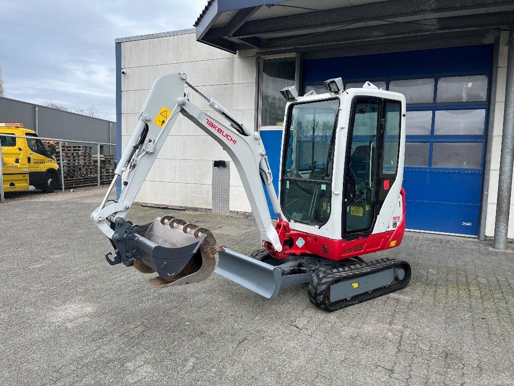 Takeuchi TB216 Minigraver, Enlèvement