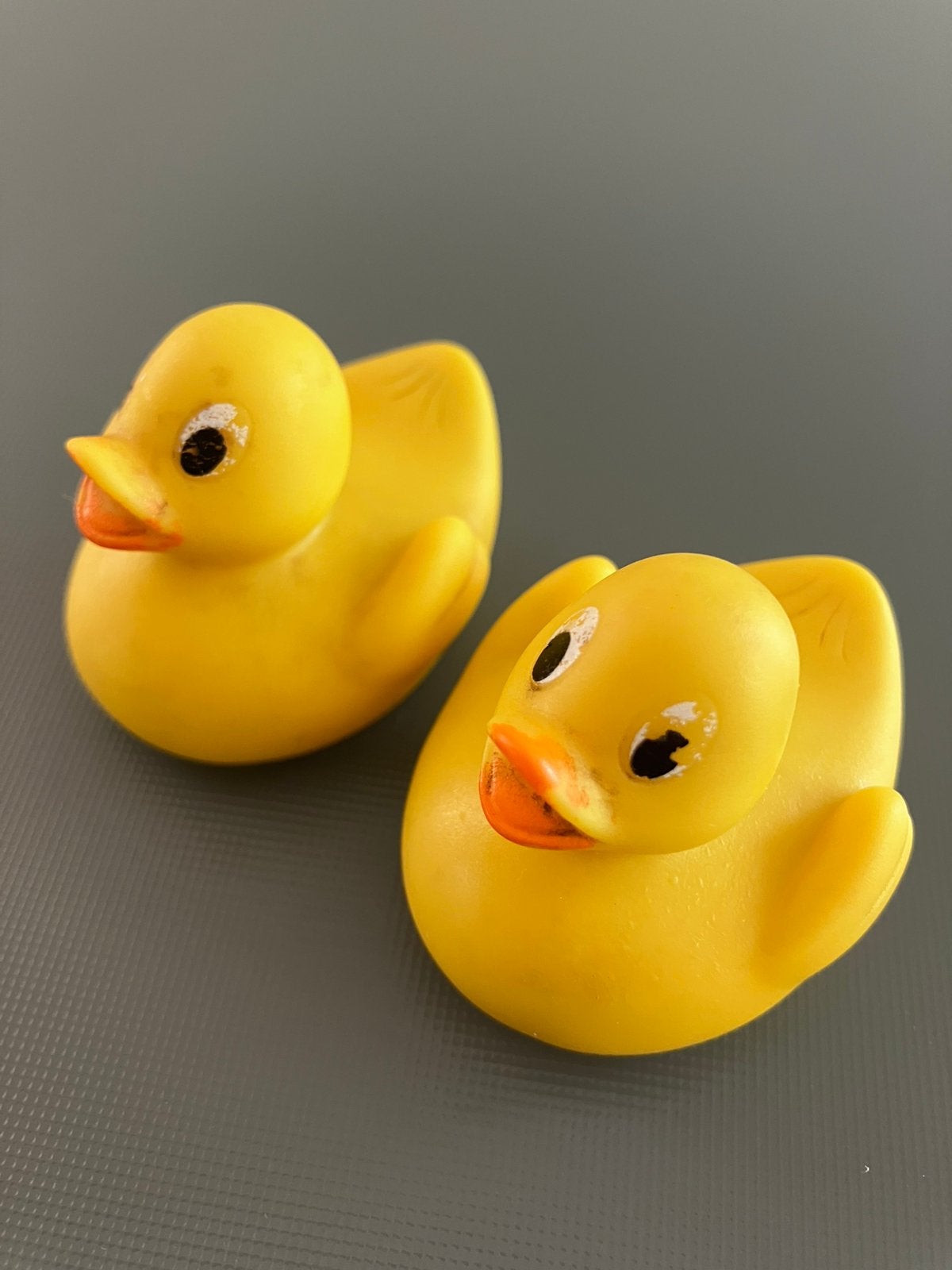 2 MINI- badeendjes, H 3,5 cm., Kinderen en Baby's, Speelgoed | Badspeelgoed, Ophalen of Verzenden, Zo goed als nieuw