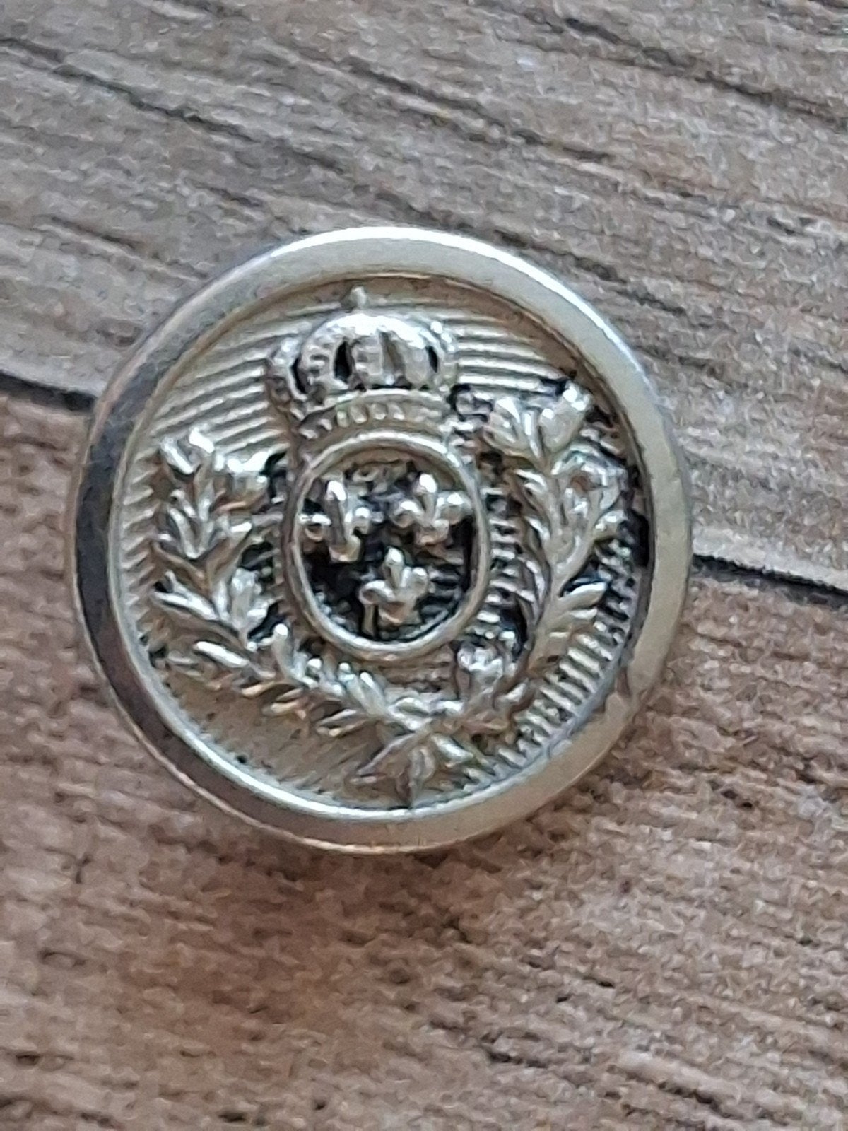 Bouton à livrée argentée, Envoi