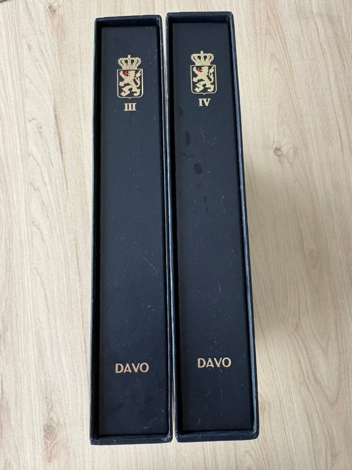 Deux albums Davo avec une centaine de timbres, Enlèvement ou Envoi
