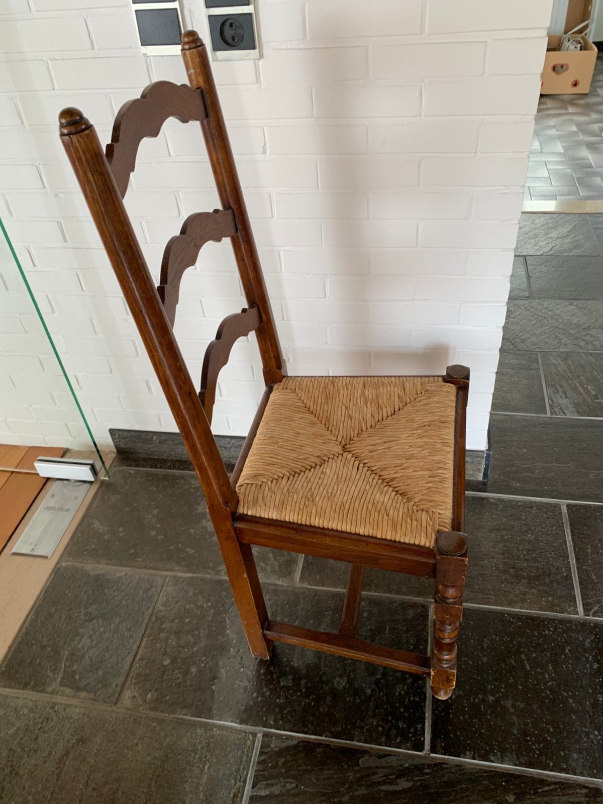 Houten stoel met rieten zitting, Ophalen