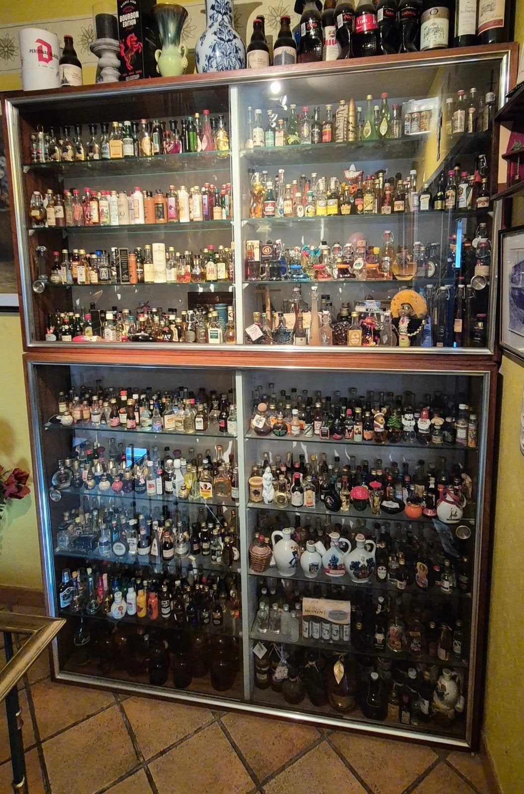 flesjes sterke drank ongeveer 1500 stuks + vitrinekasten, Verzamelen, Ophalen