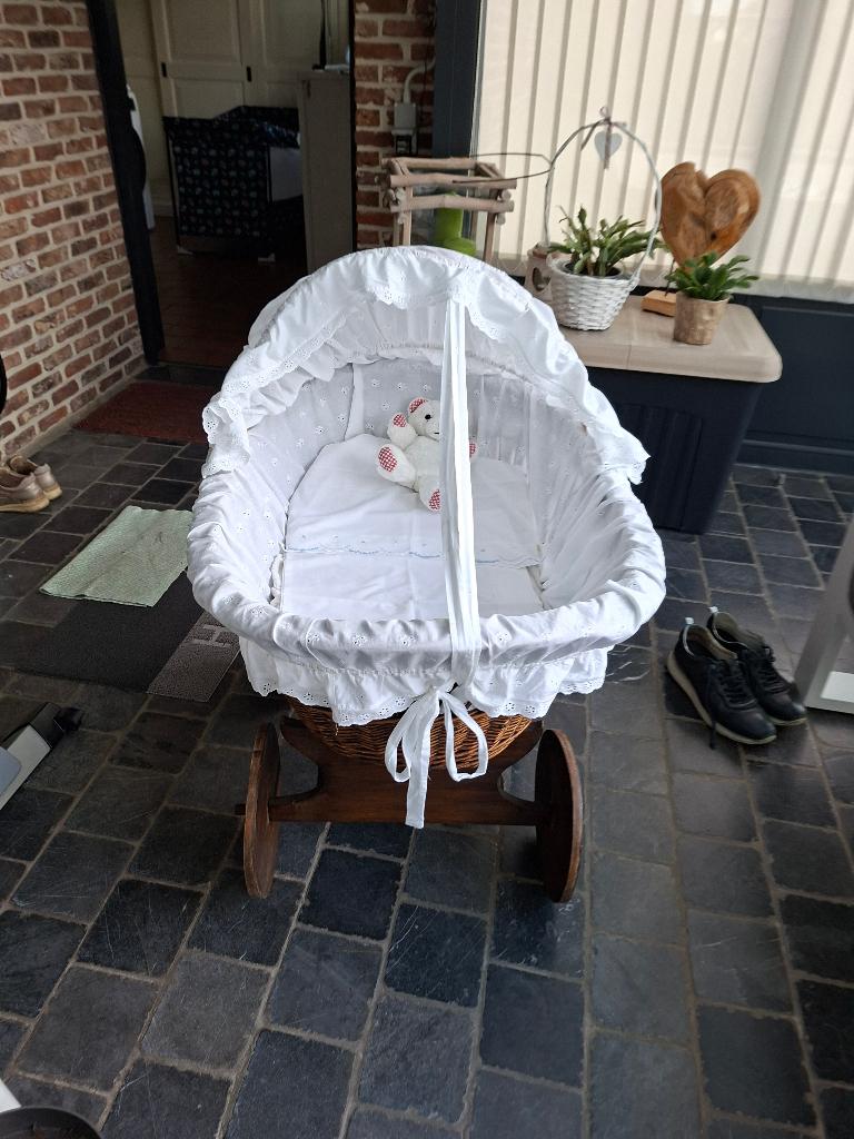 Wieg in riet met ronde wielen en dons . Prachtig!, Kinderen en Baby's, Babywiegjes en Ledikanten, Ophalen, Zo goed als nieuw, Wieg