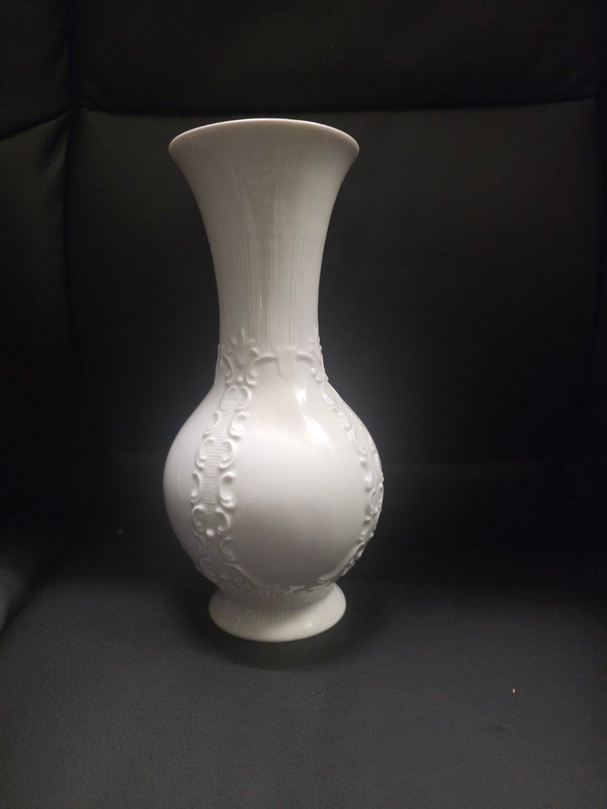 Vintage Royal KPM Bavaria witte reliëf vaas - Model 823/21 (, Ophalen