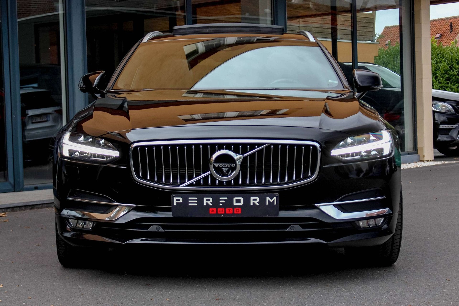 Volvo V90 D4 INSCRIPTION*PANO*360°CAM*HEAD-UP*TREKHAAK*PILO, Automaat, Dealer onderhouden, Zwart, Bedrijf