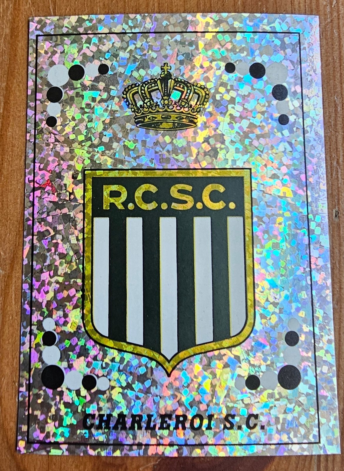Panini Football 2003 #77 Badge Charleroi SC Voetbal!, Ophalen of Verzenden, Zo goed als nieuw, Sticker