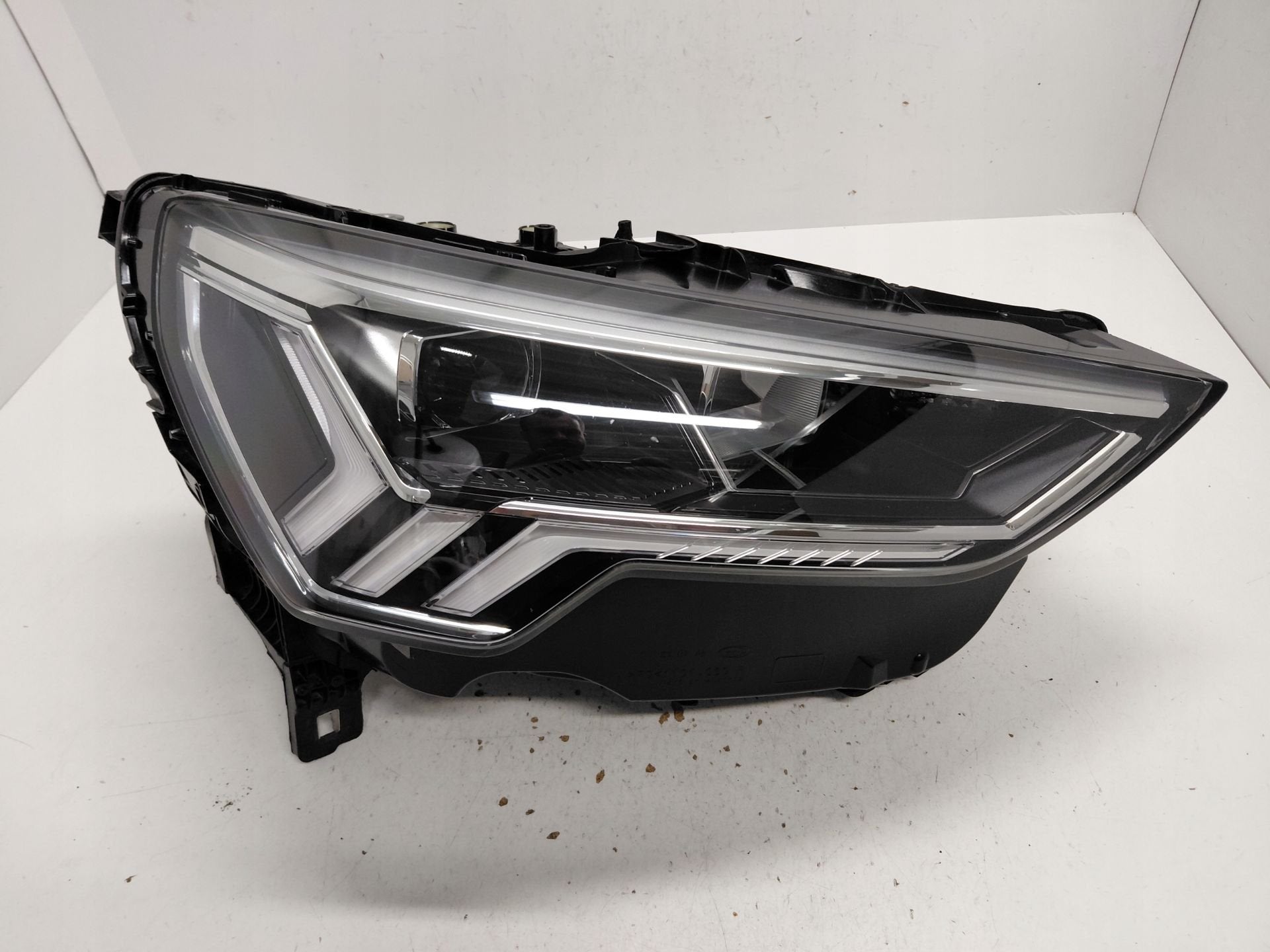 Phare Audi Q3 83A.941.034, Autos : Pièces & Accessoires, AUDI AG, Auto-Union-Strasse 1
85045  Ingolstadt, DE, Audi, Utilisé