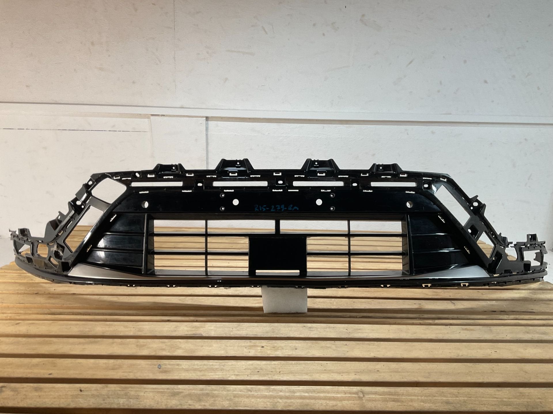Grille de pare-chocs Polestar 4 574049 Ondergrill Rooster R1, Polestar Automotive Holding UK PLC, Utilisé, Info@polestar.com, Assar Gabrielssons Vag 9
405 31  Gothenburg, SE