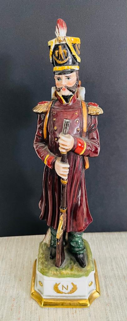Figurine de soldat/grenadier napoléonien en porcelaine, Enlèvement, Comme neuf, Humain