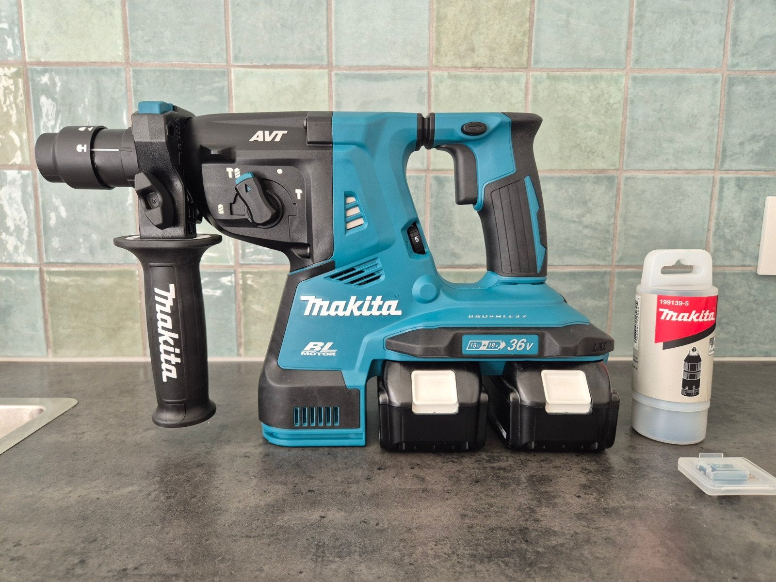 Makita DHR 283 met 2 batterijen 2x 18v = 36 volt 

Nieuw !, Doe-het-zelf en Bouw, Gereedschap | Boormachines, Ophalen of Verzenden