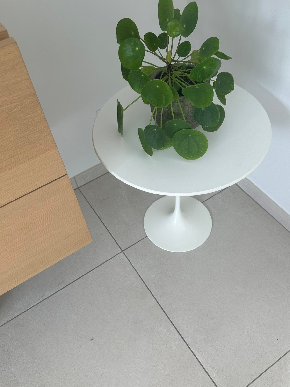 Knoll Saarinen Tulip bijzettafel, Huis en Inrichting, Ophalen, Zo goed als nieuw, Rond, 45 tot 60 cm