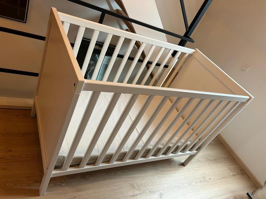 Wit Babybed incl matras, matrasbeschermer en 4 hoeslakens, Ophalen, Zo goed als nieuw, Matras