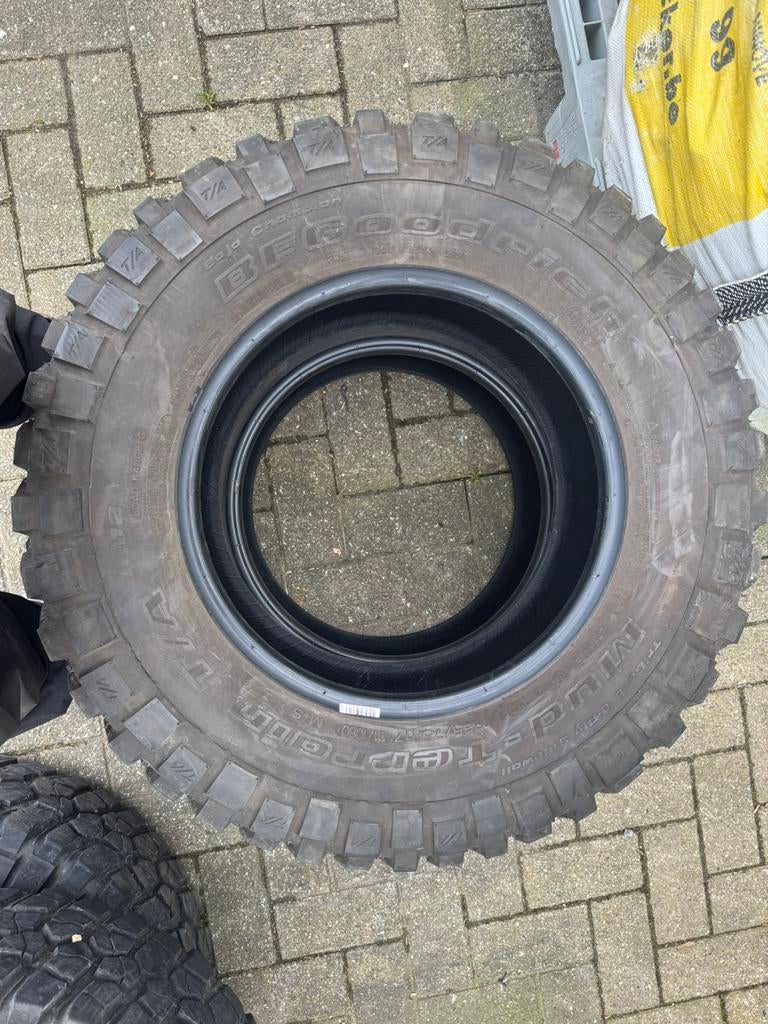 4-5 bfgoodrich mud terrain t/a ko2 255/75r17, Auto-onderdelen, Banden en Velgen, Ophalen, Band(en)