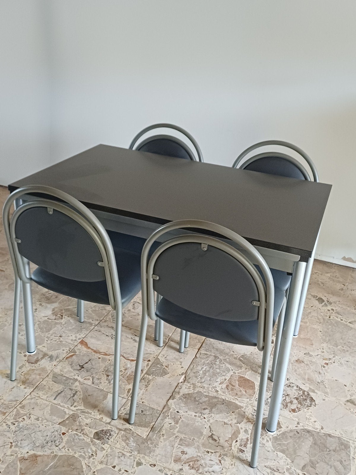 Uittrekbare tafel met 4 stoelen in antraciet/grijs, Ophalen