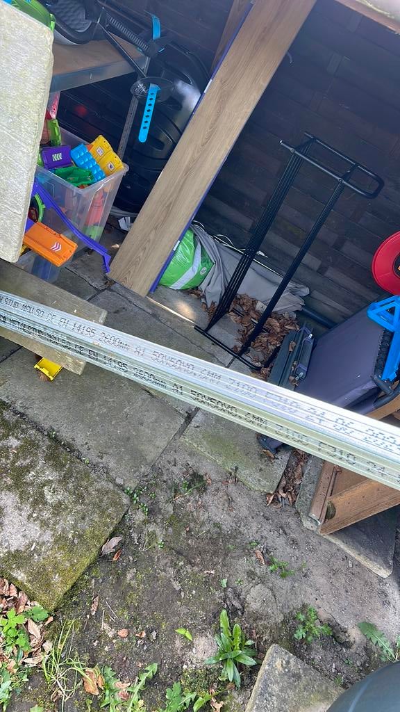 2 metalstuds 2600mm, Doe-het-zelf en Bouw, Ophalen, Zo goed als nieuw