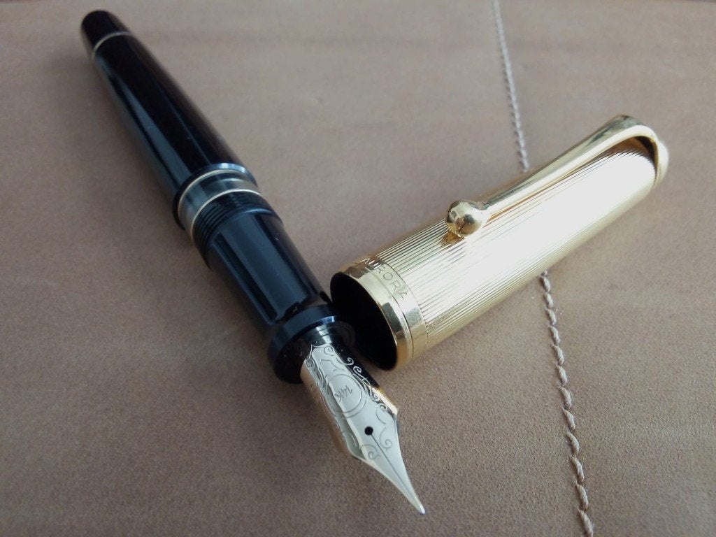 Aurora 88 Big modèle 801 stylo plume or et résine noire, Enlèvement ou Envoi, Stylo