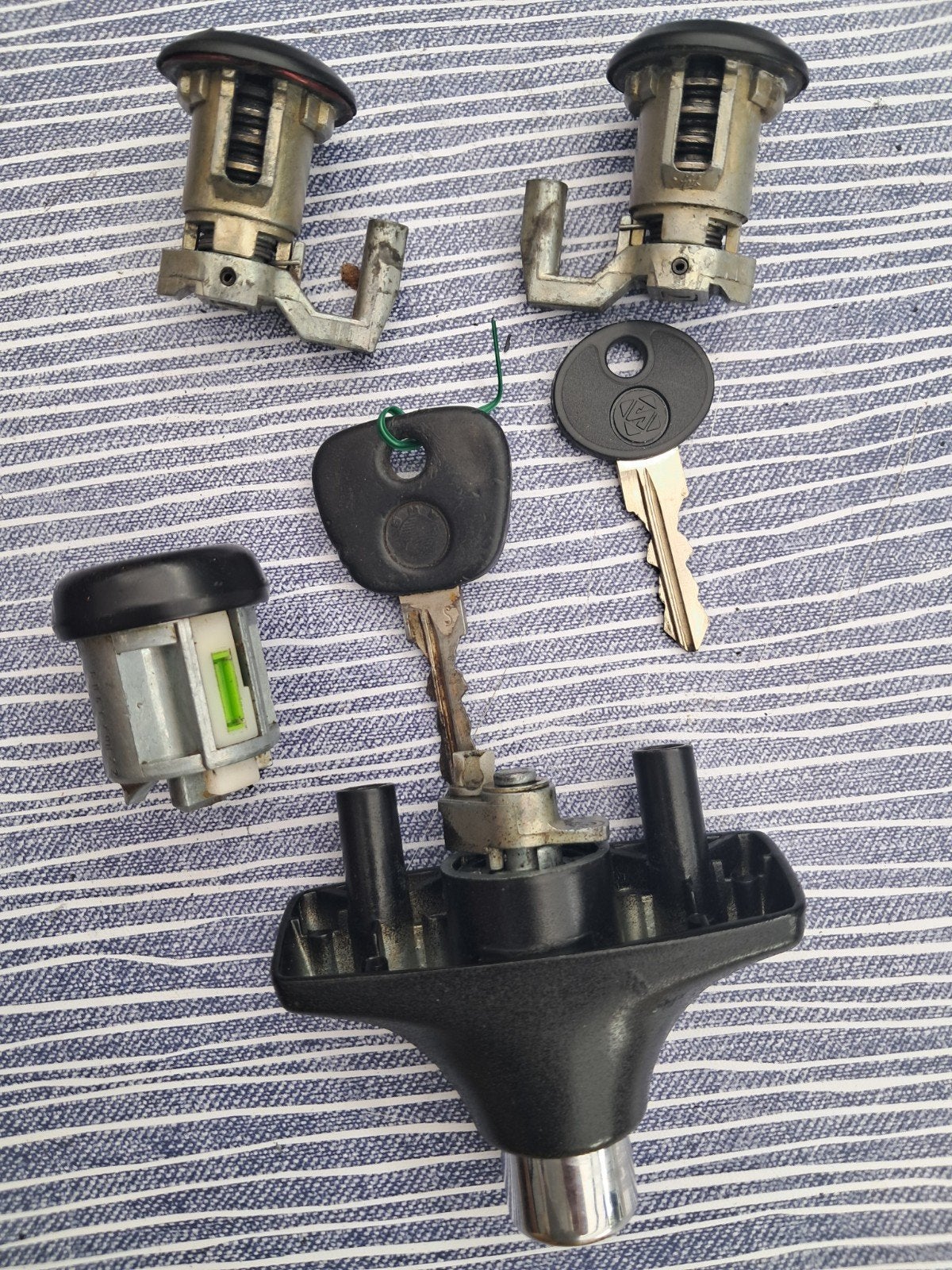 bmw e30 slot set met2 sleutels, Auto-onderdelen, Ophalen of Verzenden, Voor, BMW, Deur