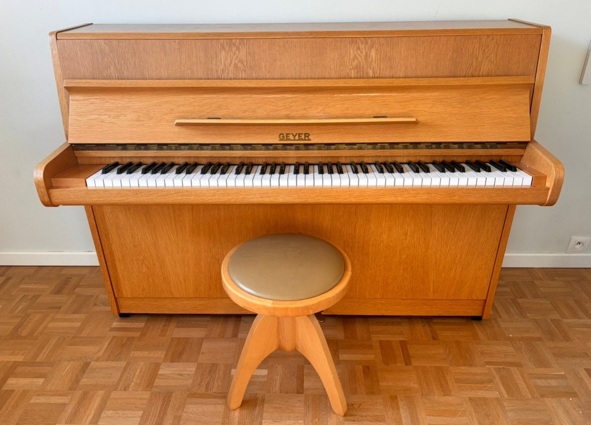 Piano droit Geyer – bois clair + tabouret, Enlèvement, Comme neuf, Piano