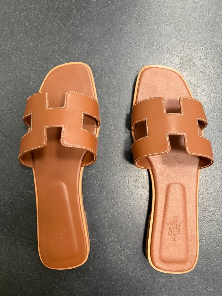 H vormige slippers, Bruin, Zo goed als nieuw, Ophalen, Slippers