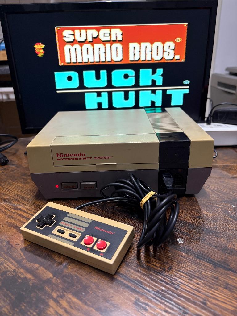 Nintendo nes authentique de 1985, Eén computer, Ophalen of Verzenden, Zo goed als nieuw, 3 spelers of meer