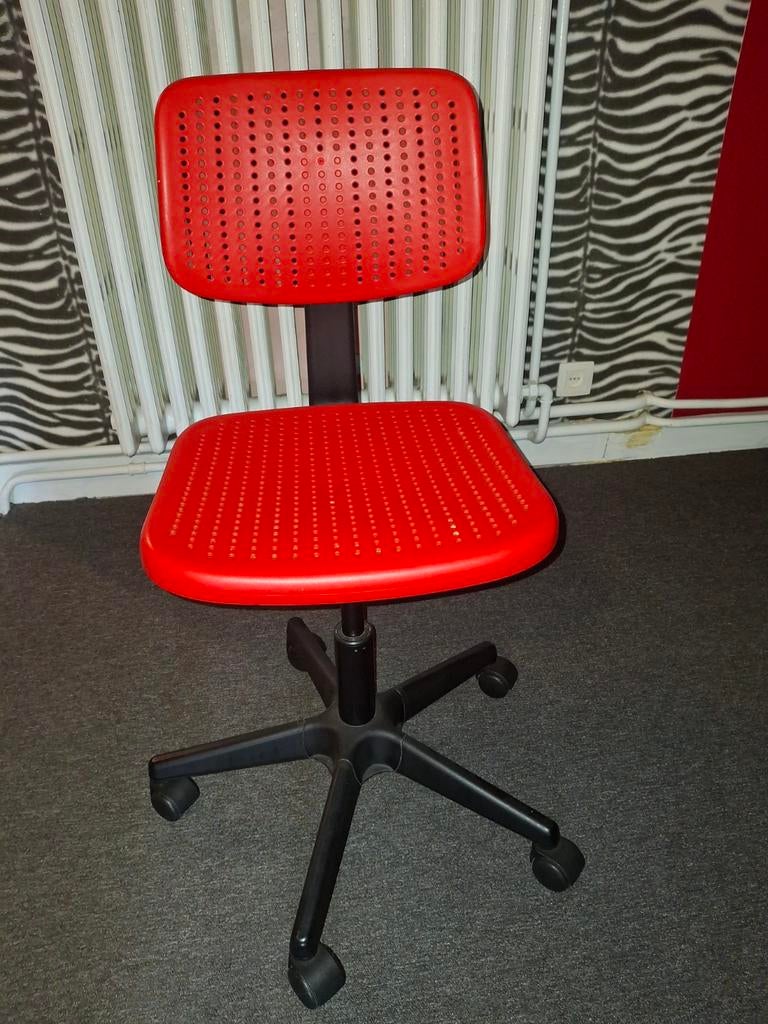 Ikea kinder bureaustoel, Ophalen, Zo goed als nieuw, Rood, Bureaustoel